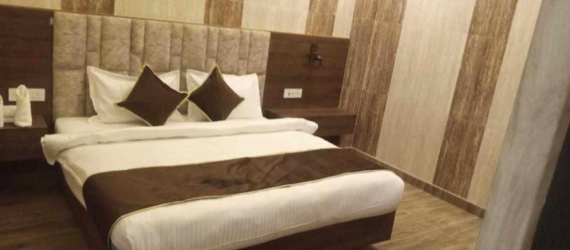 Oyo Mmc Hotel And Restaurant Meerut Esterno foto