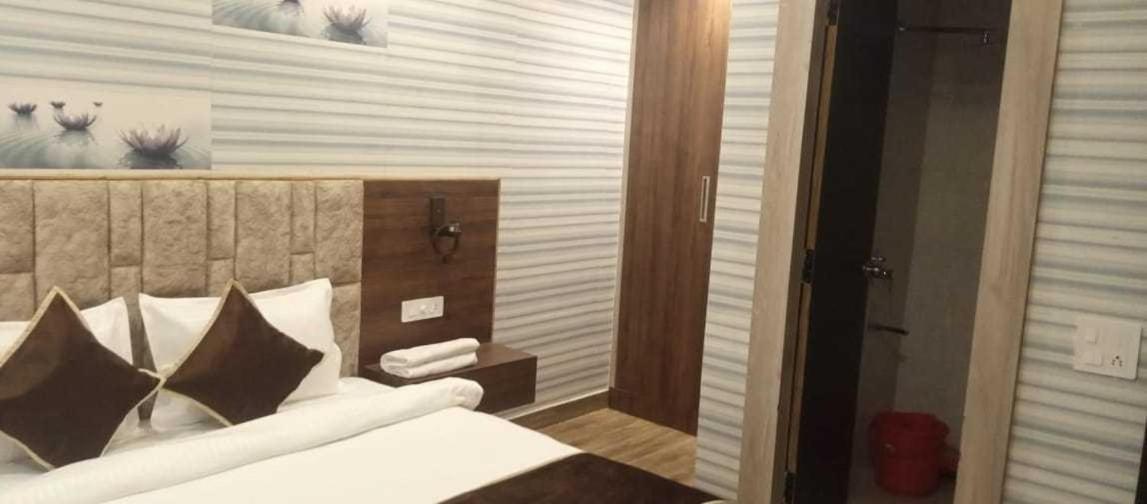 Oyo Mmc Hotel And Restaurant Meerut Esterno foto