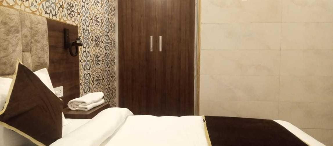 Oyo Mmc Hotel And Restaurant Meerut Esterno foto